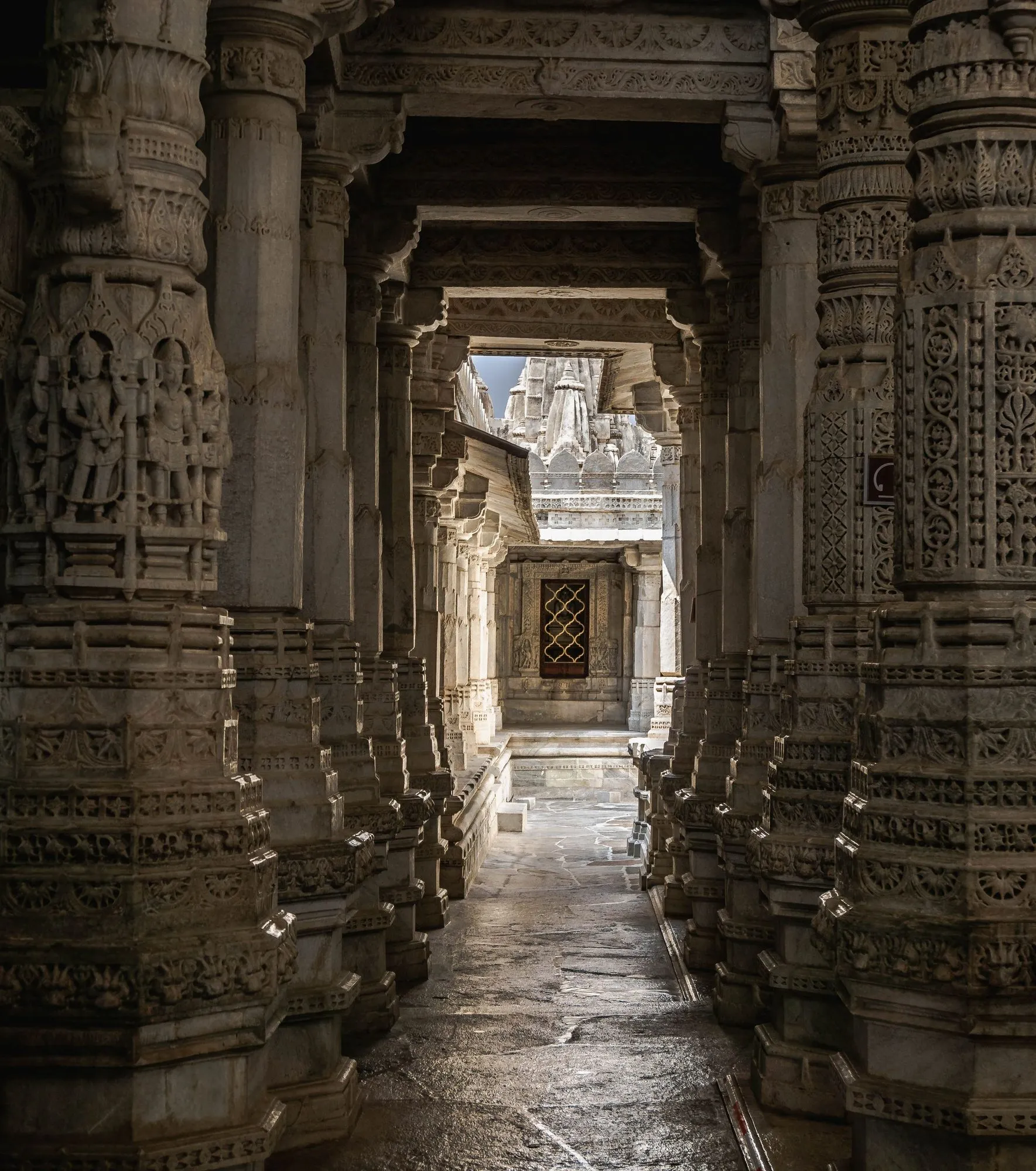 The carved marble pillared hall of the Ranakpur Jain temple