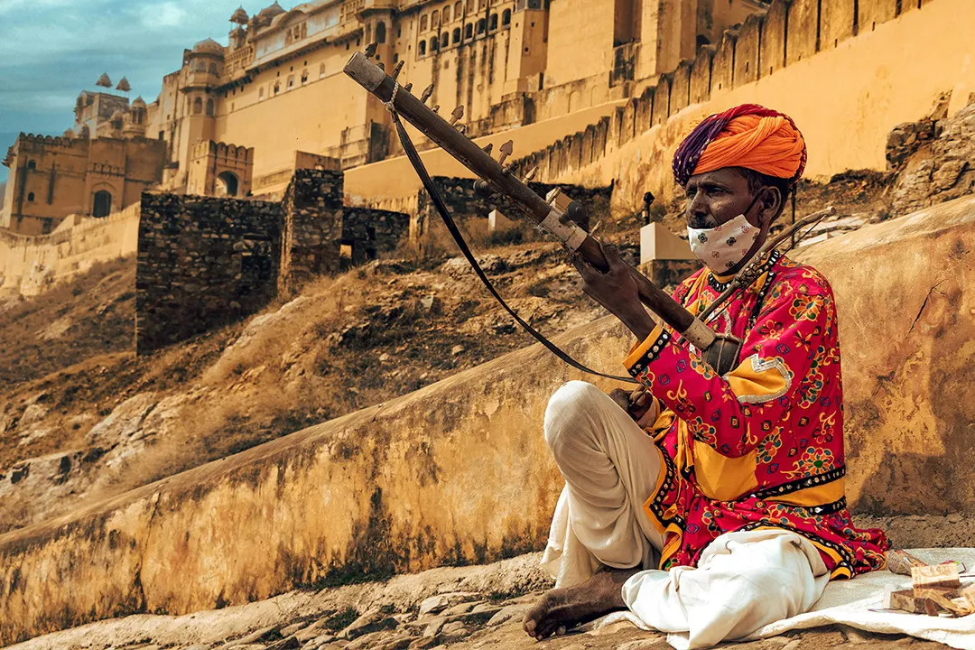 A musician playing the ravanahatha below Amber Fort