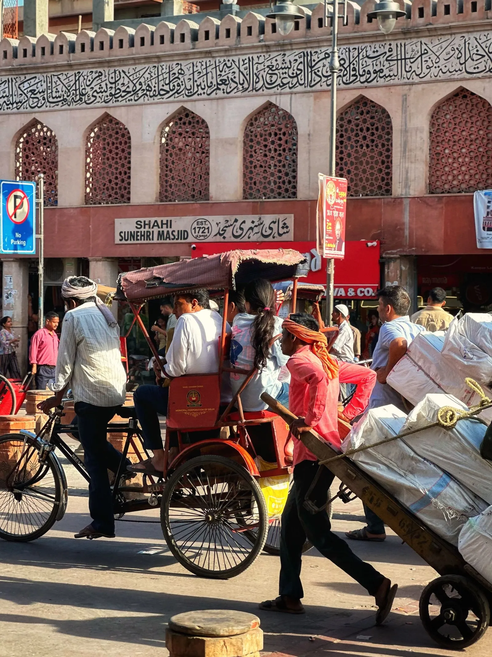 Rickshaws and shoppers below the Sunehri Masjid in Chandni Chowk, Old Delhi
