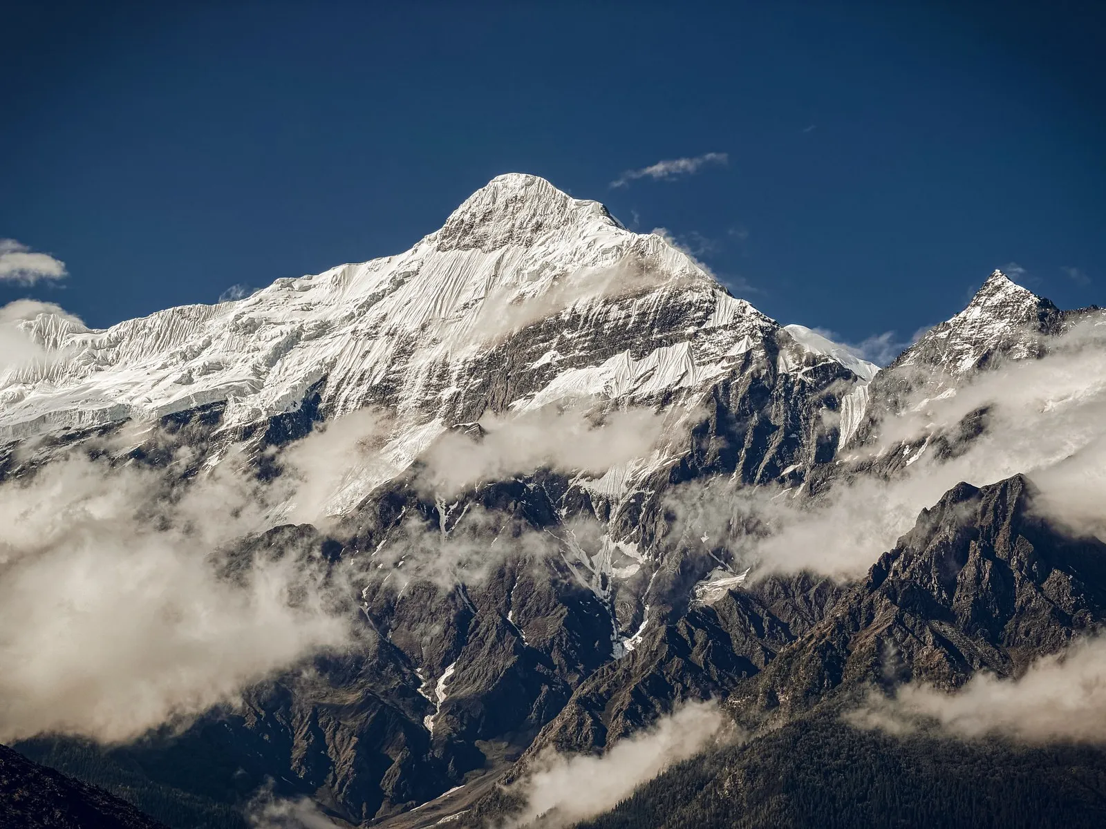 Snow peaks and cloud above Jomsom, in the upper Kali Gandaki valley