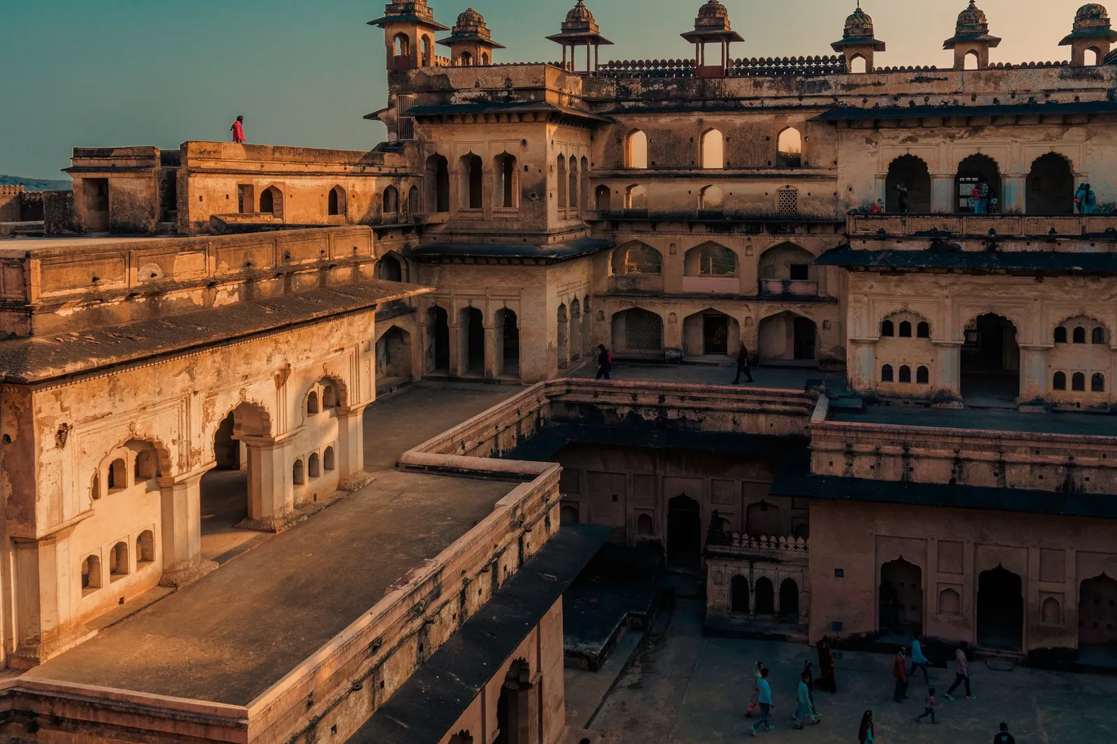 The courtyard and balconies of the Raja Mahal at Orchha in the late sun